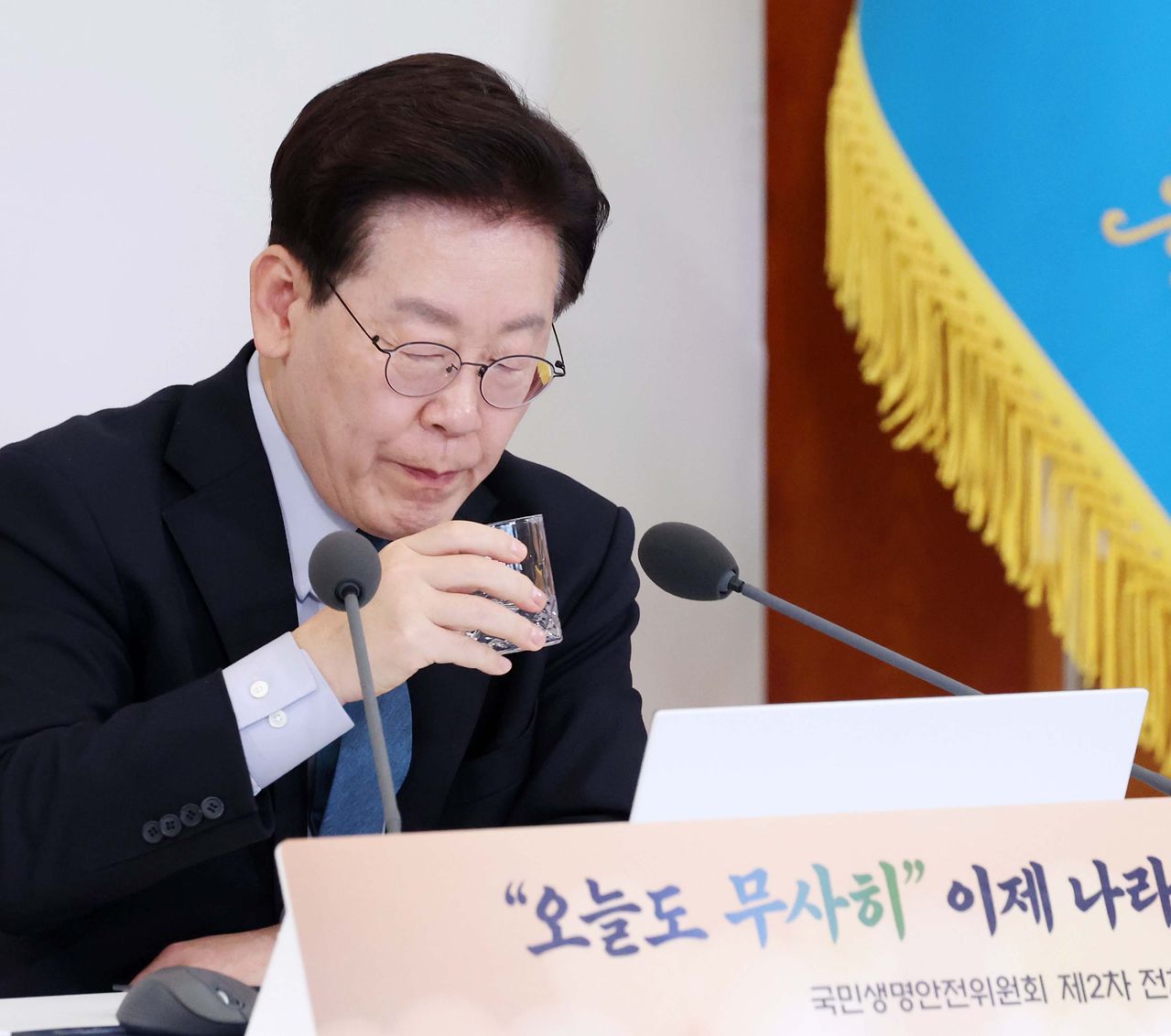 李在明（イ・ジェミョン）大統領が28日、青瓦台（チョンワデ、韓国大統領府）で開かれた国民生命安全委員会の第2回全体会議に出席し、水を飲んでいる。［写真 青瓦台写真記者団］