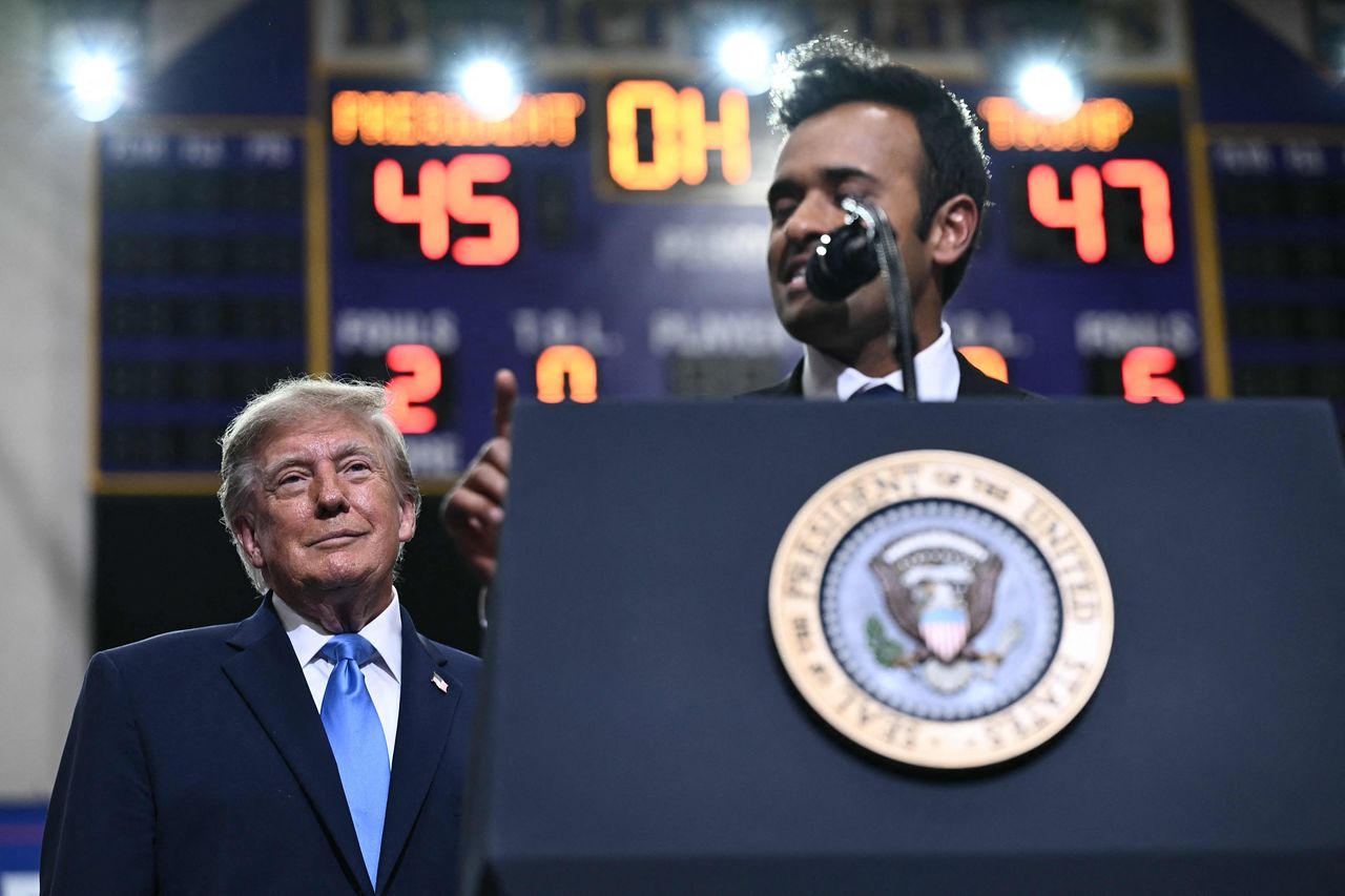   ビベック・ラマスワミ氏の演説を見守るトランプ大統領。AFP＝聯合ニュース