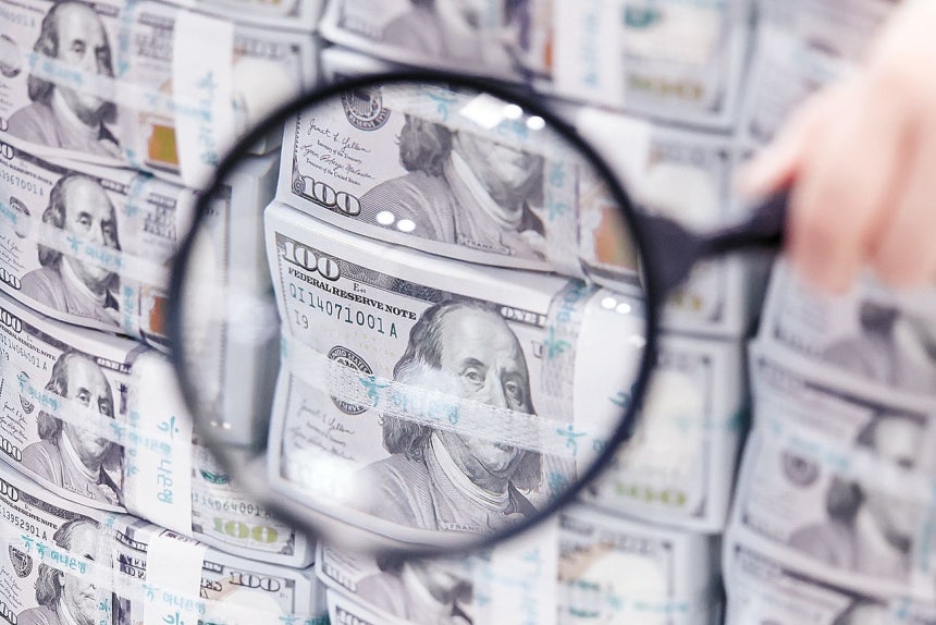 ソウルのハナ銀行偽造変造対応センターで行員が100ドル紙幣を調べている。［写真 ニュース1］