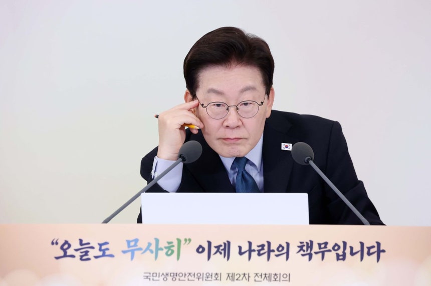 李在明（イ・ジェミョン）大統領が28日、青瓦台で開かれた国民生命安全委員会の第2回全体会議に出席し、資料を見ている。 ［青瓦台写真記者団］