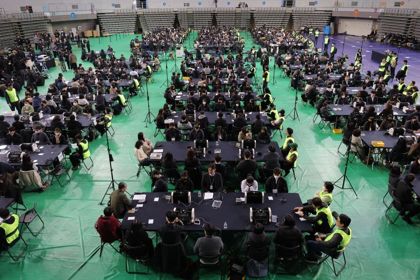 選挙管理委員会の特別検察チームが28日、オリンピック公園のハンドボール競技場で、6月3日の地方選挙における投票用紙不足問題に関する公開検証を実施した。［写真共同取材団］