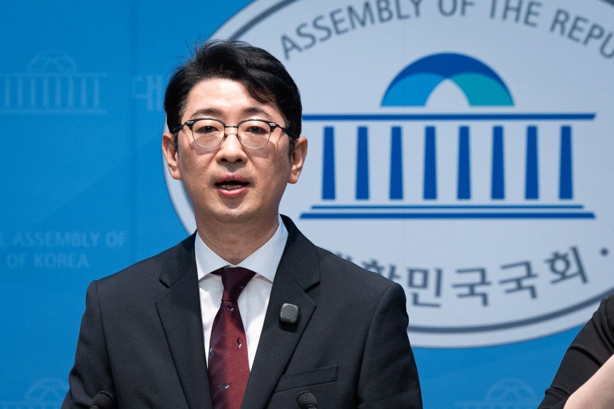 国民の力の朱晋佑（チュ・ジンウ）議員が27日、ソウル汝矣島の国会疎通館で、李在明（イ・ジェミョン）大統領と金恵景（キム・ヘギョン）夫人による泰陵カントリークラブ（CC）の予約などに関連し、特別監察官にゴルフ疑惑の調査を求める記者会見を行っている。［ニュース1］