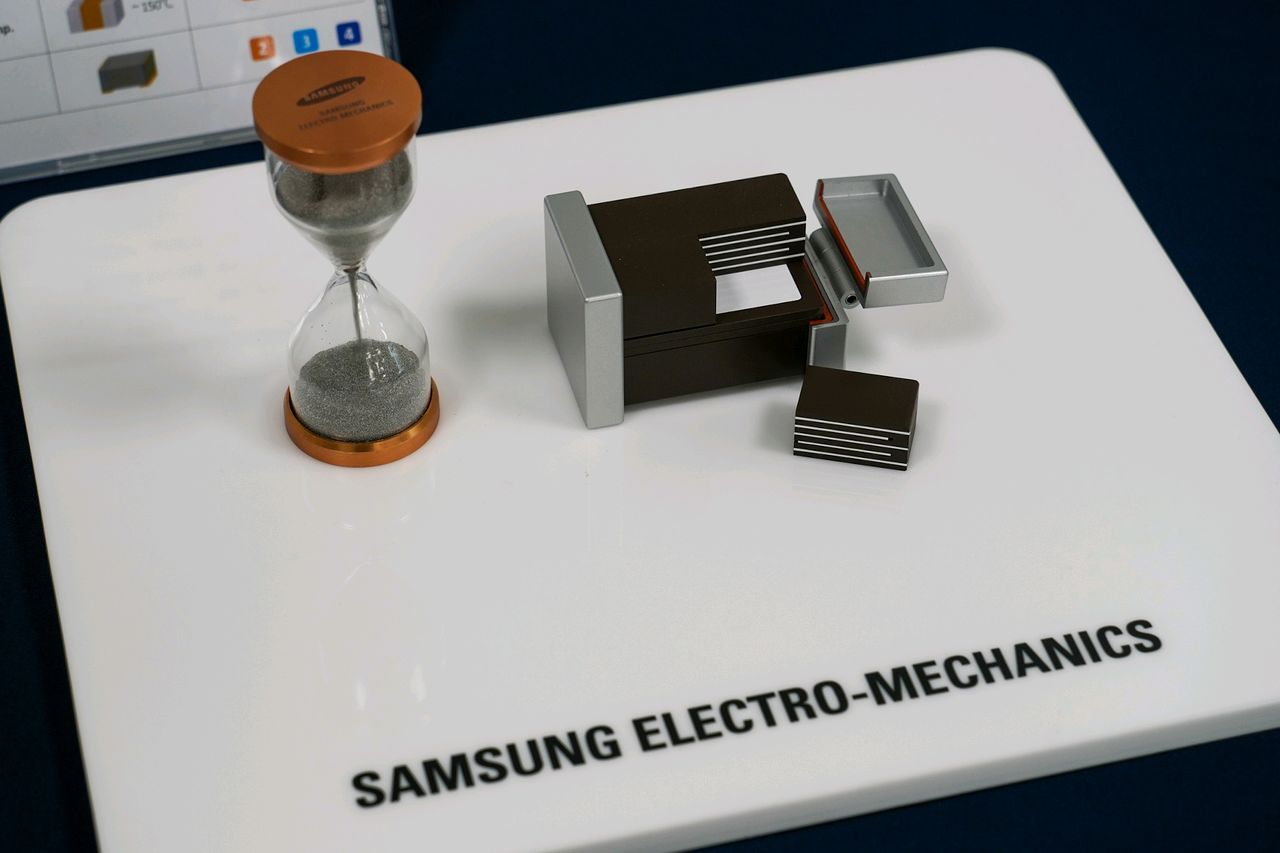 サムスン電機の積層セラミックキャパシタ（MLCC）製品。［写真 サムスン電機］