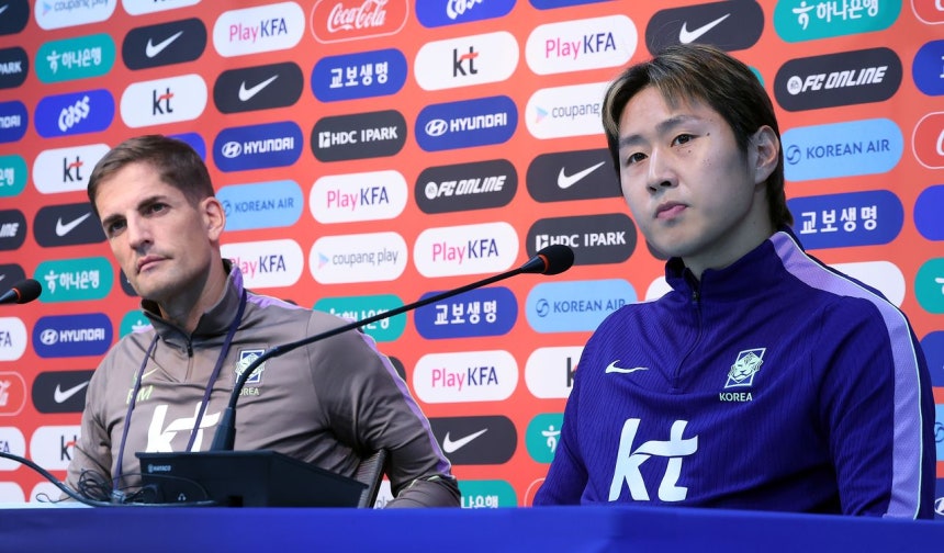 先月27日、ウルグアイ代表との親善試合を翌日に控え、ソウルW杯競技場で公式記者会見に出席した韓国代表のロベルト・モレノ監督と李康仁（イ・ガンイン）［ニュース1］