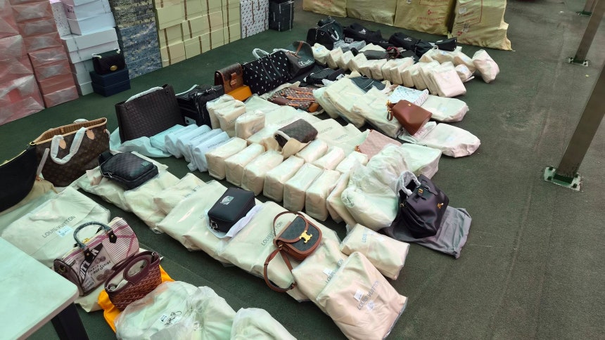 ソウル城北（ソンブク）警察署が、中国から持ち込まれて韓国内で違法に流通した偽ブランドのバッグや財布などを押収した様子。［写真 城北警察署］