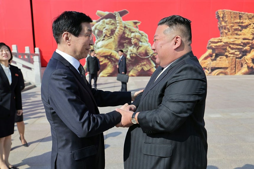 北朝鮮労働党機関紙の労働新聞は25日、金正恩（キム・ジョンウン）北朝鮮国務委員長が前日の24日、「中国人民志願軍の朝鮮戦線参戦76周年を迎え、中国丹東を訪問し、『抗米援朝記念館』を訪れた」と報じた。写真はこの日会談した金委員長（右）と王滬寧・中国人民政治協商会議（政協）全国委員会主席（左）。［写真 労働新聞＝ニュース1］