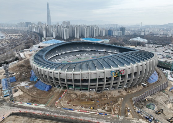 来月の国際オリンピック委員会（IOC）将来開催地委員会による評価を控え、全北（チョンブク）特別自治道は2036年夏季五輪の開催構想を単独開催からソウルとの共同開催へと転換した。しかし、地方自治体間の協議にとどまり、国家レベルの招致戦略や、それを主導する主体が明確になっていない。写真は改修工事中のソウル蚕室（チャムシル）総合運動場メインスタジアム。［聯合ニュース］