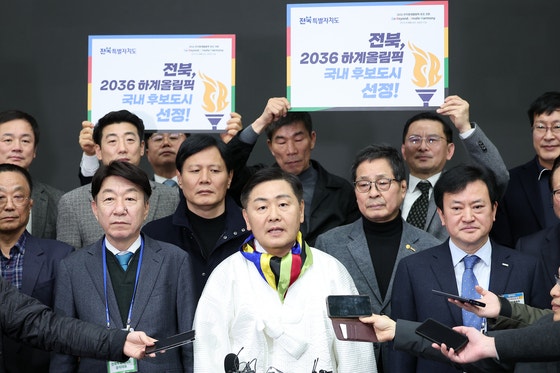 昨年2月28日、ソウル市松坡区（ソンパグ）のオリンピックパークテルで開かれた大韓体育会の代議員総会で、全北（チョンブク）特別自治道全州市（チョンジュシ）が2036年夏季五輪の国内招致候補都市に選ばれた後、インタビューに応じる当時の金寛永（キム・グァンヨン）全北知事。［ニュース1］