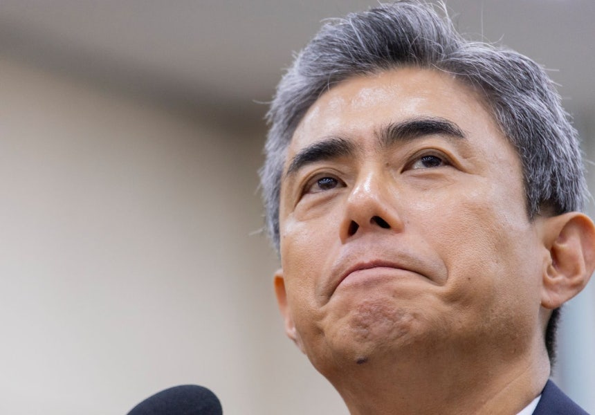 姜信哲（カン・シンチョル）国防部長官が26日、国会国防委員会で開かれた国防部や合同参謀本部など所管機関に対する国政監査に出席し、議員の質問に答えた後、硬い表情を見せている。［聯合ニュース］
