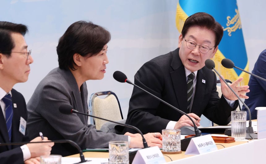 李在明（イ・ジェミョン）大統領と宋美玲（ソン・ミリョン）農林畜産食品部長官が10月26日、青瓦台（チョンワデ、大統領府）で開かれた農漁業従事者との対話行事で発言している。 ［青瓦台写真記者団］