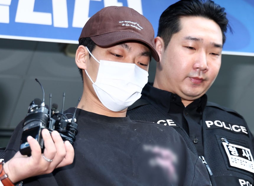 義母を凶器で刺して殺害した後、別居中だった妻を拉致して逃走した疑いで拘束されたキム・ソンウ容疑者（26）が20日午前、ソウル市松坡区（ソンパグ）の松坡警察署から公訴庁に送致されている。［ニュース1］