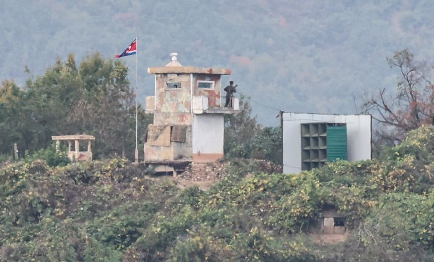 26日、京畿道坡州市の境界地域から眺めた北朝鮮軍の哨所のそばに設置された対南拡声器。北朝鮮の金与正（キム・ヨジョン）労働党中央委員会部長は今月中に南北境界地域全域で対南拡声器を稼働させると予告した。［ニュース1］