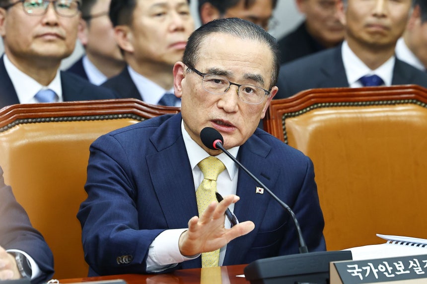 魏聖洛（ウィ・ソンラク）国家安保室長が29日、国会で開かれた国会運営委員会の大統領秘書室などへの国政監査で、議員の質問に答えている。 キム・ジョンホ記者
