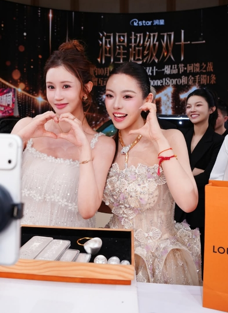 光棍節を控えて中国ライブコマースで放送する姿 ［写真 sns］