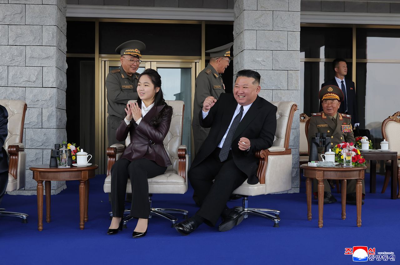 ドローン爆撃の様子を見て喜ぶ金正恩（キム・ジョンウン）委員長と娘のジュエ氏。［写真 聯合ニュース］