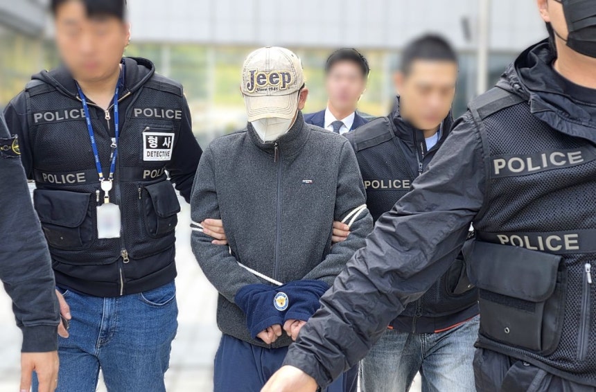 30日、大田地裁天安支院で、殺人容疑による逮捕状発付前の被疑者審問に出席したAが、審査を放棄して法廷から出ている。［ニュース1］
