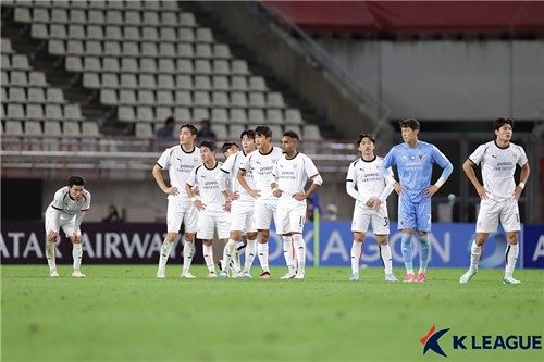 鹿島アントラーズに完敗し、うなだれる浦項スティーラースの選手たち。ACLEで3連敗を喫した。［写真 プロサッカー連盟］