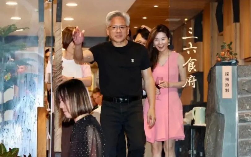 昨年5月、台湾の飲食店を出るジェンスン・フアン氏とアリス・フアン氏 ［写真台湾ナウニュース］